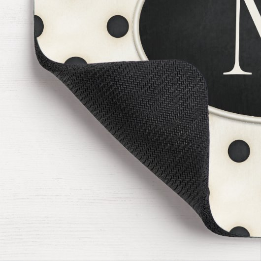 Schwarze Polka Punkte auf antikem Weiß Mit Monogra Mousepad (Ecke)