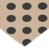 Schwarze Polka-Punkte auf Beige Tischdecke (Schrägansicht)