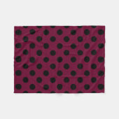 Schwarze Polka-Punkte auf Bordeaux Fleecedecke (Vorderseite (Horizontal))