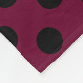Schwarze Polka-Punkte auf Bordeaux Fleecedecke (Ecke)