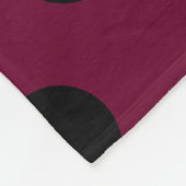 Schwarze Polka-Punkte auf Bordeaux Fleecedecke (Ecke)