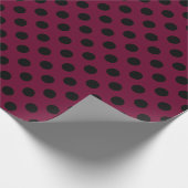 Schwarze Polka-Punkte auf Bordeaux Geschenkpapier (Ecke)