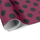 Schwarze Polka-Punkte auf Bordeaux Geschenkpapier (Rolleneckpunkt)