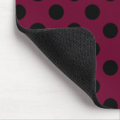 Schwarze Polka-Punkte auf Bordeaux Mousepad (Ecke)