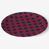 Schwarze Polka-Punkte auf Bordeaux Pappteller (Schrägansicht)