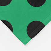 Schwarze Polka Punkte auf frisch grünem Fleecedecke (Ecke)
