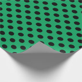 Schwarze Polka Punkte auf frisch grünem Geschenkpapier (Ecke)