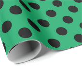 Schwarze Polka Punkte auf frisch grünem Geschenkpapier (Rolleneckpunkt)