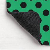 Schwarze Polka Punkte auf frisch grünem Mousepad (Ecke)