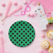 Schwarze Polka Punkte auf frisch grünem Pappteller (Party)