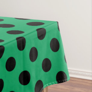 Schwarze Polka Punkte auf frisch grünem Tischdecke