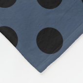 Schwarze Polka-Punkte auf grau-blau Fleecedecke (Ecke)
