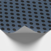 Schwarze Polka-Punkte auf grau-blau Geschenkpapier (Ecke)