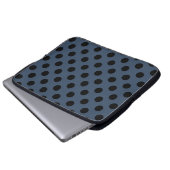 Schwarze Polka-Punkte auf grau-blau Laptopschutzhülle (Vorne Knopf)