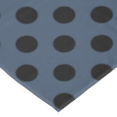 Schwarze Polka-Punkte auf grau-blau Tischdecke (Schrägansicht)