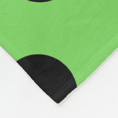 Schwarze Polka-Punkte auf Kalkgrün Fleecedecke (Ecke)