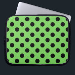 Schwarze Polka-Punkte auf Kalkgrün Laptopschutzhülle<br><div class="desc">Schwarze Polka-Punkte auf Kalkgrün</div>