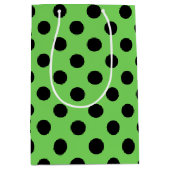 Schwarze Polka-Punkte auf Kalkgrün Mittlere Geschenktüte (Vorderseite)