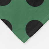 Schwarze Polka-Punkte auf kelgrün Fleecedecke (Ecke)