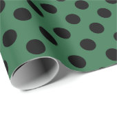 Schwarze Polka-Punkte auf kelgrün Geschenkpapier (Rolleneckpunkt)