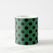 Schwarze Polka-Punkte auf kelgrün Kaffeetasse (Mittel)