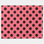 Schwarze Polka Punkte auf Korallen Fleecedecke (Vorderseite (Horizontal))