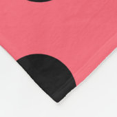 Schwarze Polka Punkte auf Korallen Fleecedecke (Ecke)