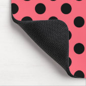 Schwarze Polka Punkte auf Korallen Mousepad (Ecke)