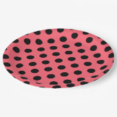 Schwarze Polka Punkte auf Korallen Pappteller (Schrägansicht)
