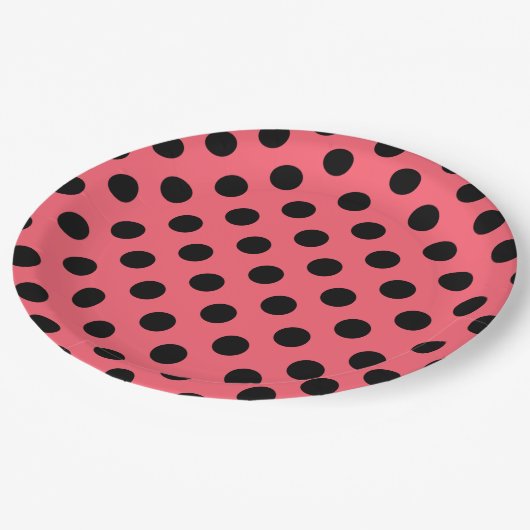 Schwarze Polka Punkte auf Korallen Pappteller (Schrägansicht)
