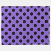 Schwarze Polka-Punkte auf Lavendel Fleecedecke (Vorderseite (Horizontal))