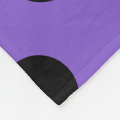 Schwarze Polka-Punkte auf Lavendel Fleecedecke (Ecke)