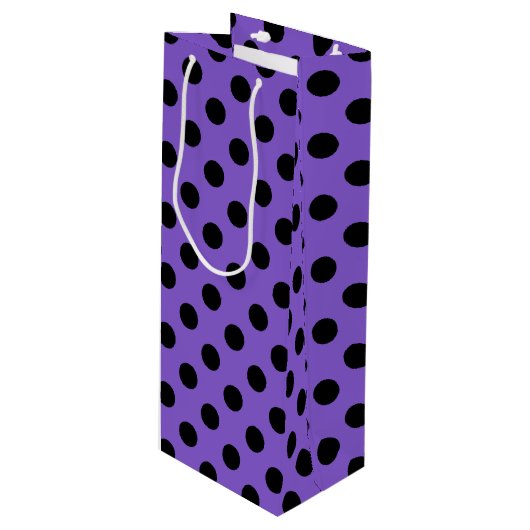 Schwarze Polka-Punkte auf Lavendel Geschenktüte Für Weinflaschen (Vorderseite Schrägansicht)