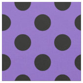 Schwarze Polka-Punkte auf Lavendel Stoff (Nahaufnahme)
