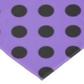 Schwarze Polka-Punkte auf Lavendel Tischdecke (Schrägansicht)