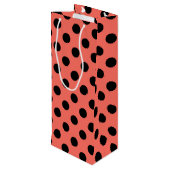 Schwarze Polka-Punkte auf lebende Korallen Geschenktüte Für Weinflaschen (Rückseite Schrägansicht)