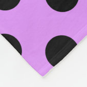 Schwarze Polka-Punkte auf Lila Fleecedecke (Ecke)