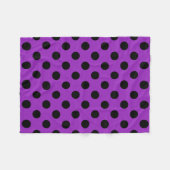 Schwarze Polka Punkte auf lila Fleecedecke (Vorderseite (Horizontal))