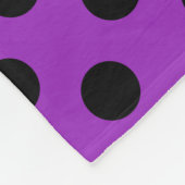 Schwarze Polka Punkte auf lila Fleecedecke (Ecke)