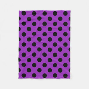 Schwarze Polka Punkte auf lila Fleecedecke