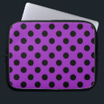 Schwarze Polka Punkte auf lila Laptopschutzhülle<br><div class="desc">Schwarze Polka Punkte auf lila</div>