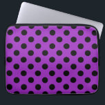 Schwarze Polka Punkte auf lila Laptopschutzhülle<br><div class="desc">Schwarze Polka Punkte auf lila</div>