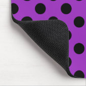 Schwarze Polka Punkte auf lila Mousepad (Ecke)