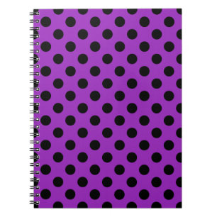 Schwarze Polka Punkte auf lila Notizblock