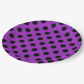 Schwarze Polka Punkte auf lila Pappteller (Schrägansicht)