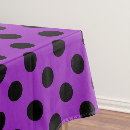 Schwarze Polka Punkte auf lila Tischdecke (Beispiel)