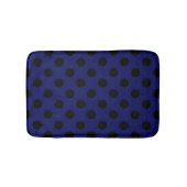 Schwarze Polka Punkte auf marineblau Badematte (Vorderseite)