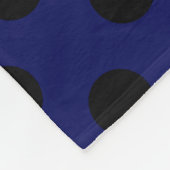 Schwarze Polka Punkte auf marineblau Fleecedecke (Ecke)