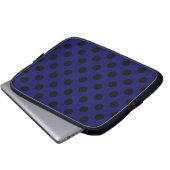 Schwarze Polka Punkte auf marineblau Laptopschutzhülle (Vorne Knopf)