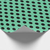 Schwarze Polka Punkte auf Minzgrün Geschenkpapier (Ecke)